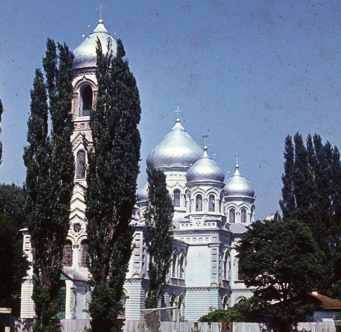 храм с серебряными куполами